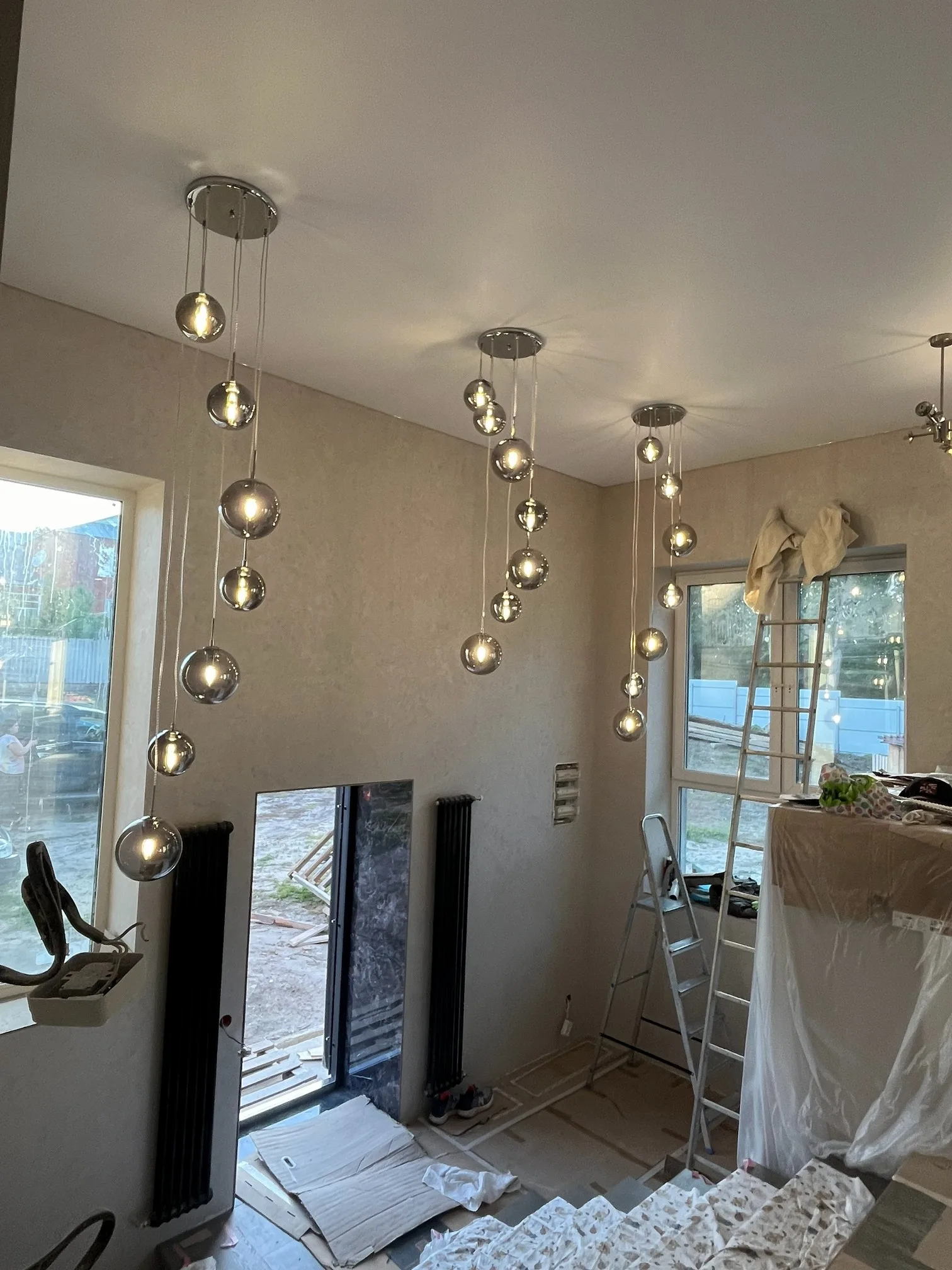 Современный интерьер с натяжным потолком